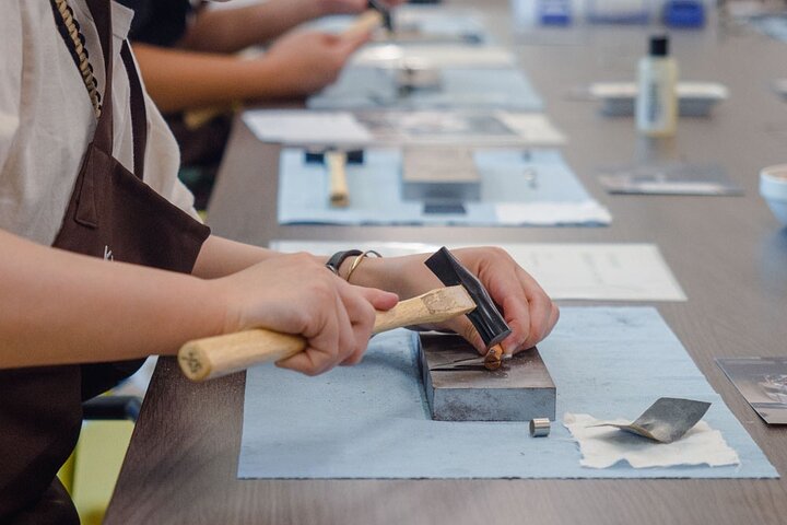 Erstellen Sie Ihr eigenes Taschenmesser in der Miracle Kitchen Knife Factory