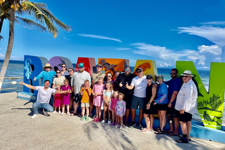 Roatán Island Tour: Sloth & Monkey Park, Rum, and Chocolate