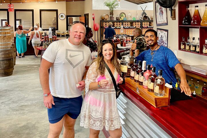 Roatán Island Tour: Sloth & Monkey Park, Rum, and Chocolate