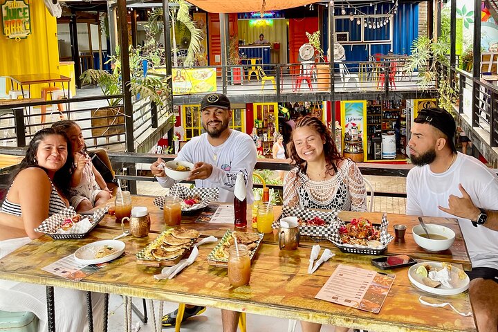 Roatán Island Tour: Sloth & Monkey Park, Rum, and Chocolate