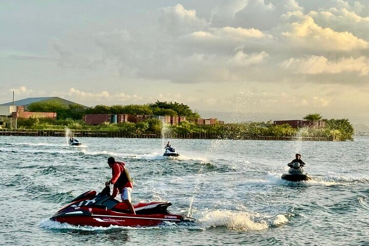 Tour en jet ski à travers la baie de San Juan (21 ans à louer)