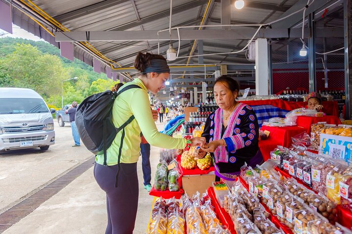 Doi Inthanon nasjonalpark, fossefall og Royal Project Day Tour fra Chiang Mai