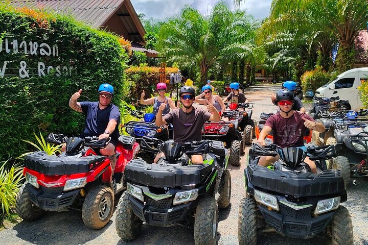 Giro in ATV attraverso sentieri di montagna e cascata a Khao Lak
