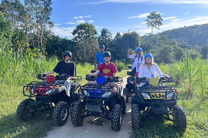 Giro in ATV attraverso sentieri di montagna e cascata a Khao Lak