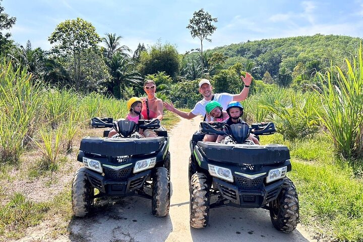 Giro in ATV attraverso sentieri di montagna e cascata a Khao Lak