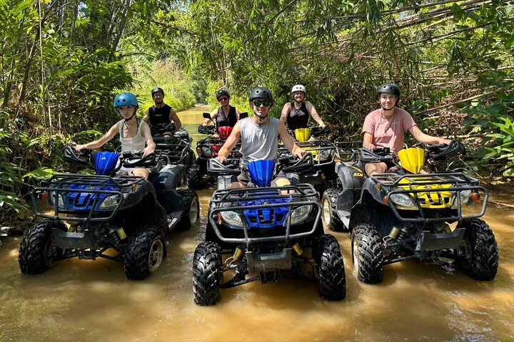 Giro in ATV attraverso sentieri di montagna e cascata a Khao Lak