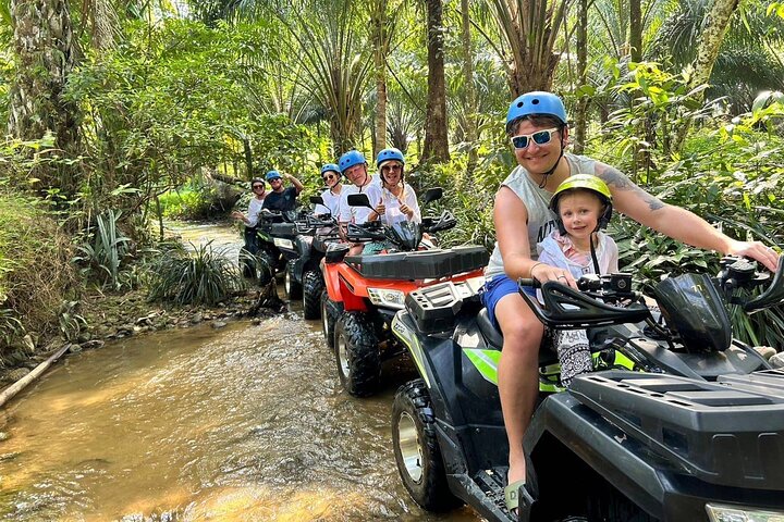 Giro in ATV attraverso sentieri di montagna e cascata a Khao Lak