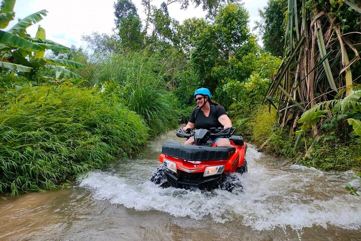 Giro in ATV attraverso sentieri di montagna e cascata a Khao Lak