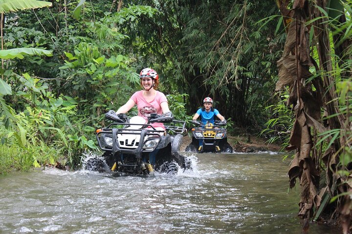 Giro in ATV attraverso sentieri di montagna e cascata a Khao Lak