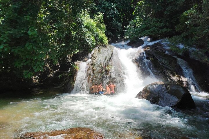 Giro in ATV attraverso sentieri di montagna e cascata a Khao Lak