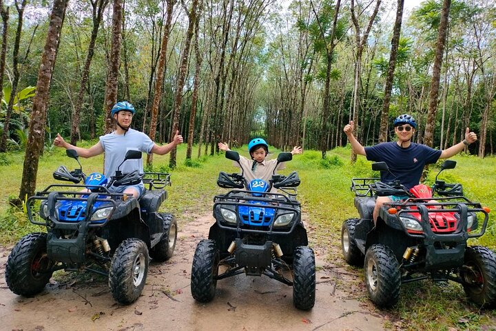Giro in ATV attraverso sentieri di montagna e cascata a Khao Lak