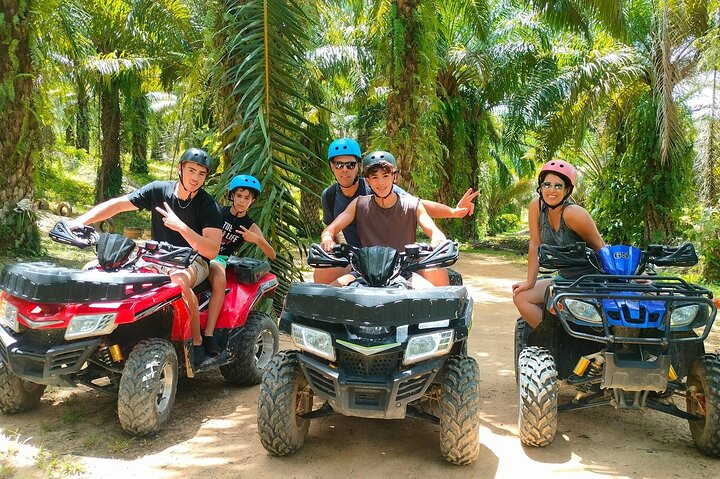 Giro in ATV attraverso sentieri di montagna e cascata a Khao Lak