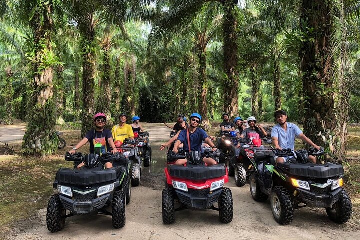 Giro in ATV attraverso sentieri di montagna e cascata a Khao Lak
