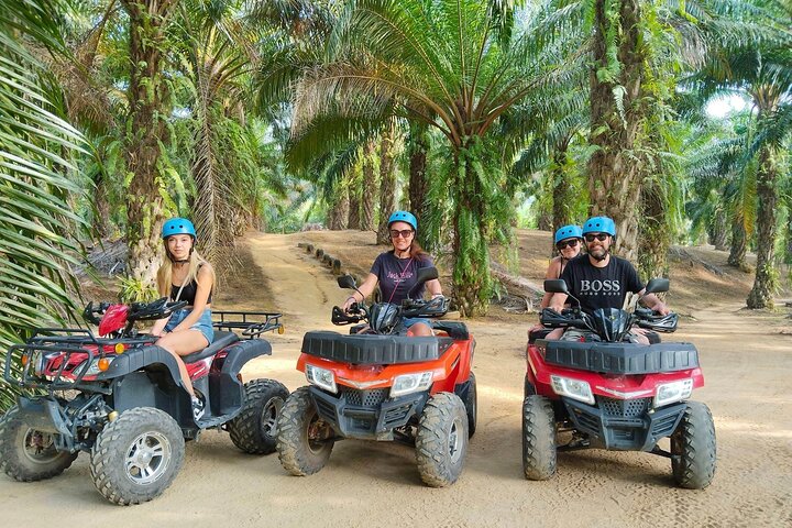 Giro in ATV attraverso sentieri di montagna e cascata a Khao Lak