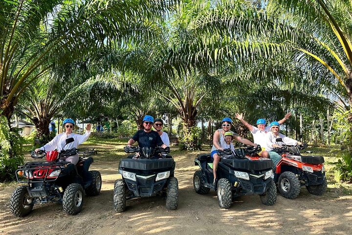Giro in ATV attraverso sentieri di montagna e cascata a Khao Lak