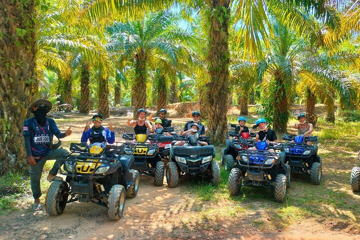 Giro in ATV attraverso sentieri di montagna e cascata a Khao Lak