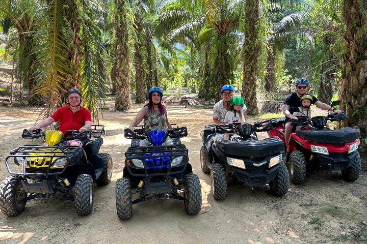 Giro in ATV attraverso sentieri di montagna e cascata a Khao Lak
