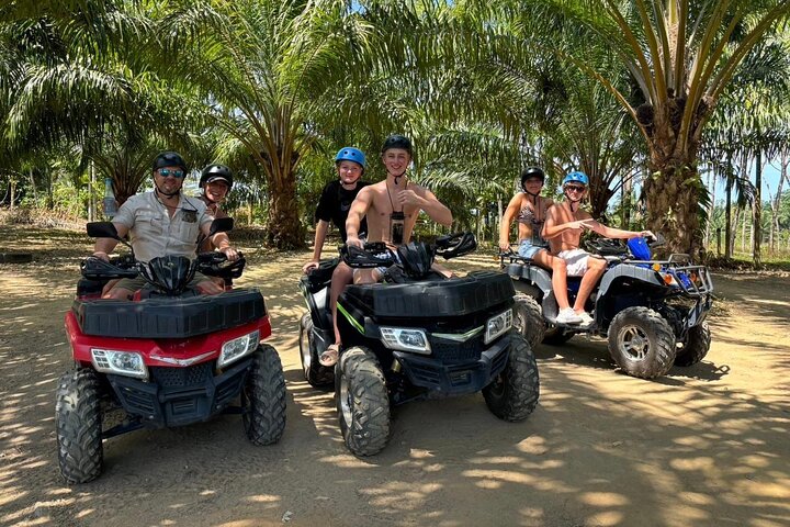 Giro in ATV attraverso sentieri di montagna e cascata a Khao Lak