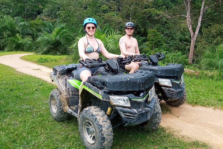 Giro in ATV attraverso sentieri di montagna e cascata a Khao Lak