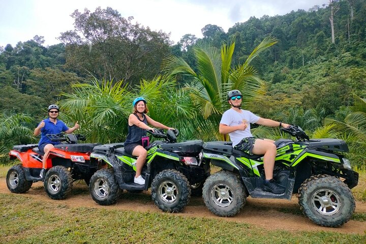 Giro in ATV attraverso sentieri di montagna e cascata a Khao Lak
