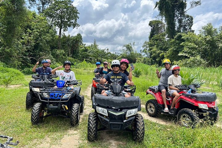 Giro in ATV attraverso sentieri di montagna e cascata a Khao Lak