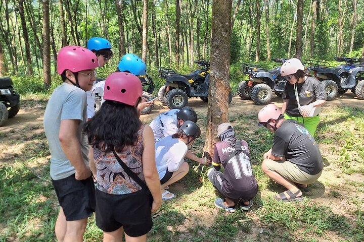 Giro in ATV attraverso sentieri di montagna e cascata a Khao Lak