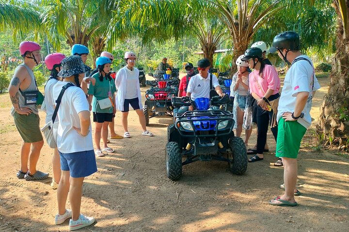 Giro in ATV attraverso sentieri di montagna e cascata a Khao Lak