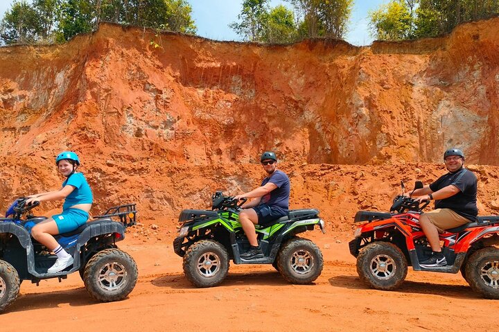 Giro in ATV attraverso sentieri di montagna e cascata a Khao Lak