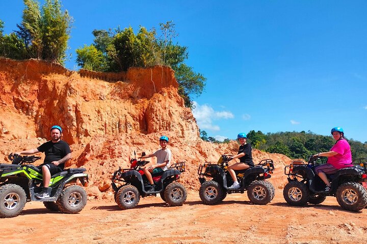 Giro in ATV attraverso sentieri di montagna e cascata a Khao Lak