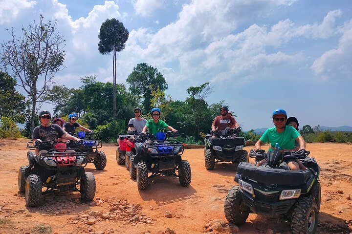 Giro in ATV attraverso sentieri di montagna e cascata a Khao Lak