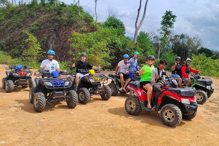 Giro in ATV attraverso sentieri di montagna e cascata a Khao Lak