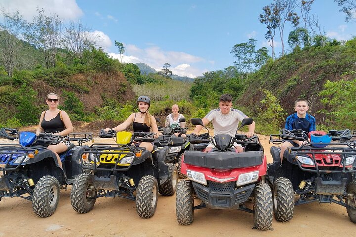 Giro in ATV attraverso sentieri di montagna e cascata a Khao Lak