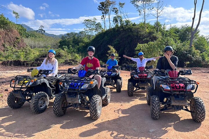 Giro in ATV attraverso sentieri di montagna e cascata a Khao Lak