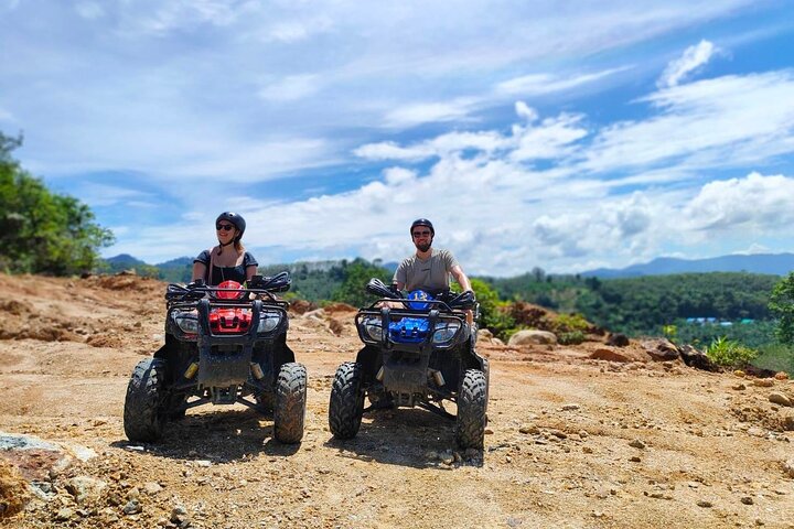 Giro in ATV attraverso sentieri di montagna e cascata a Khao Lak