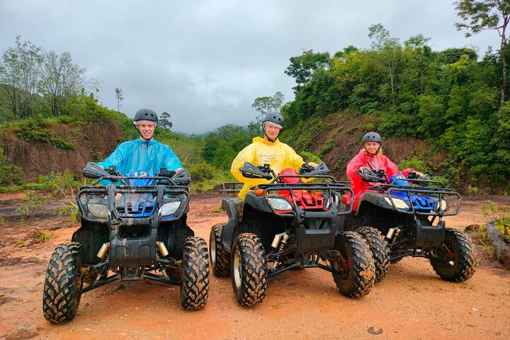 Giro in ATV attraverso sentieri di montagna e cascata a Khao Lak