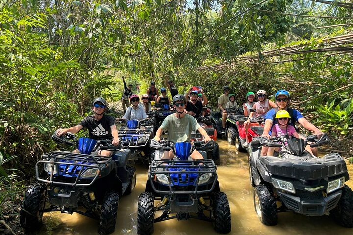 Giro in ATV attraverso sentieri di montagna e cascata a Khao Lak