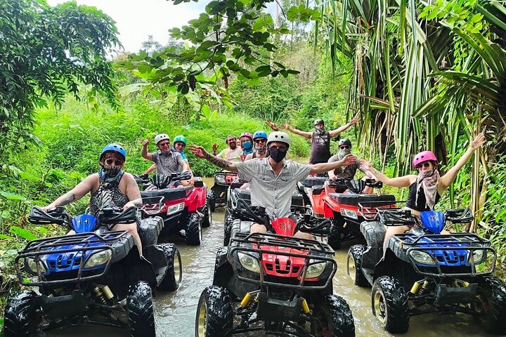 Giro in ATV attraverso sentieri di montagna e cascata a Khao Lak