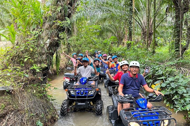 Giro in ATV attraverso sentieri di montagna e cascata a Khao Lak