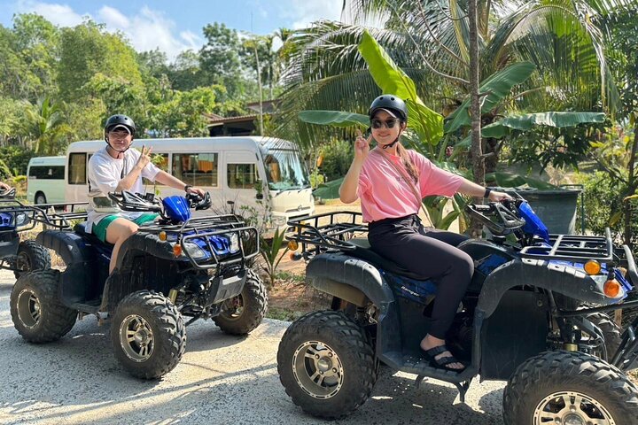 Giro in ATV attraverso sentieri di montagna e cascata a Khao Lak