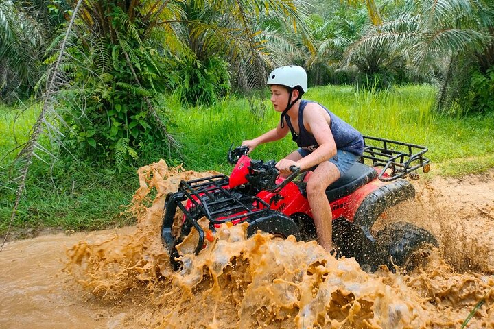 Giro in ATV attraverso sentieri di montagna e cascata a Khao Lak