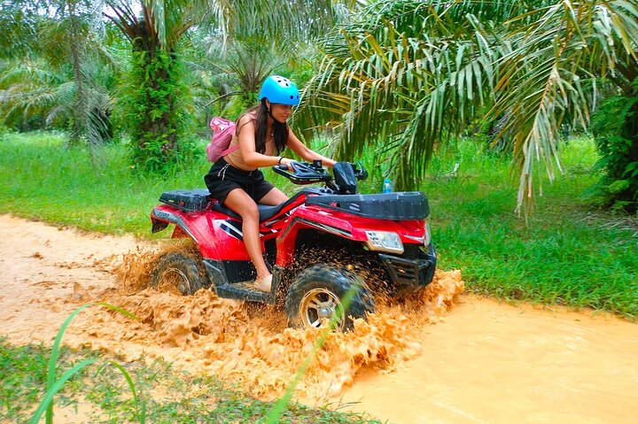 Giro in ATV attraverso sentieri di montagna e cascata a Khao Lak