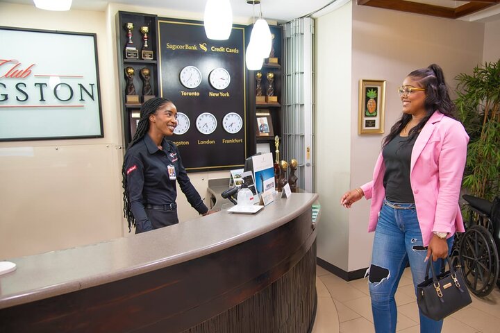 Sala VIP Club Kingston y entrada prioritaria en Norman Manley