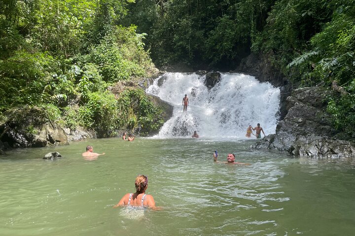 Panama City : Visite d'un village indien Embera et d'une cascade avec déjeuner