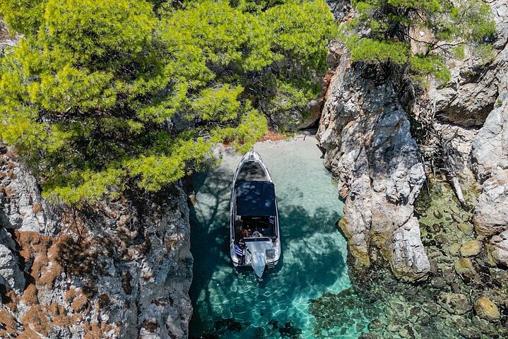 Privat Skopelos Island Boat Cruise Tour till Mamma Mia Sites