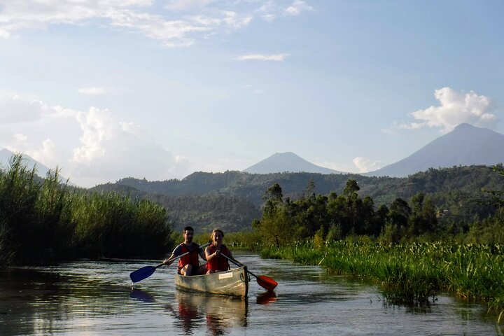 Viagem de canoa no meio do dia Mukungwa River saindo de Musanze