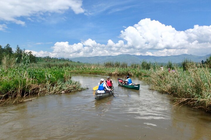 Viagem de canoa no meio do dia Mukungwa River saindo de Musanze