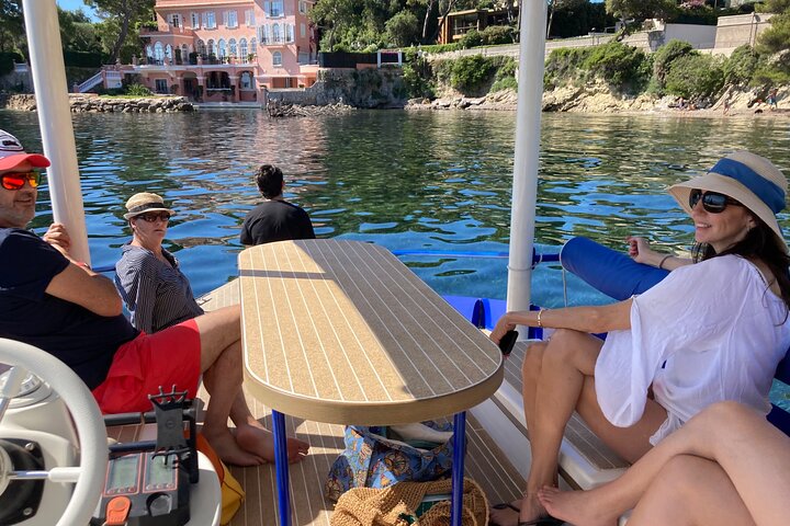 Familie privat tur om bord på en sol-drevet elektrisk båd