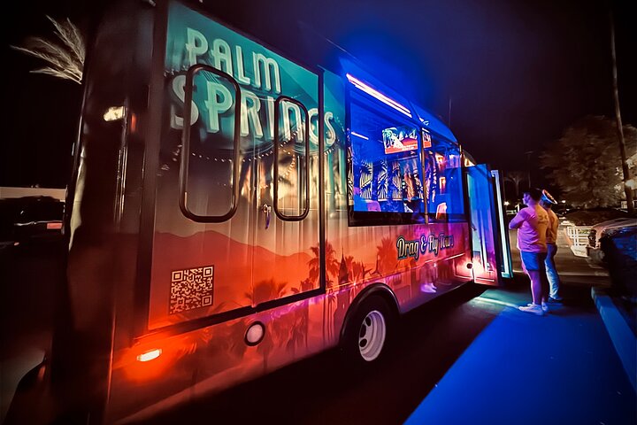 Drag Queen organiseerde een bustour door Palm Springs