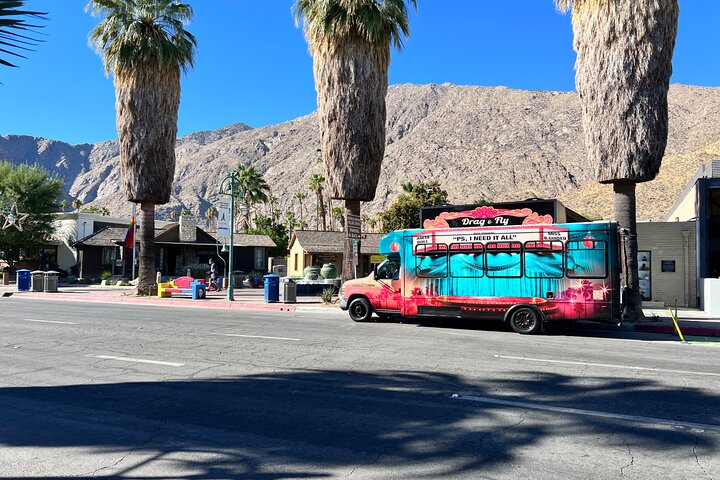 Drag Queen organiseerde een bustour door Palm Springs