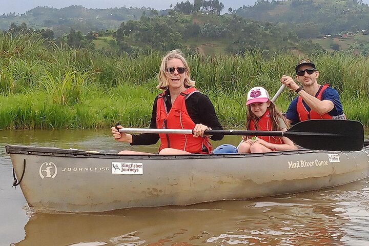 Viagem de canoa no meio do dia Mukungwa River saindo de Musanze